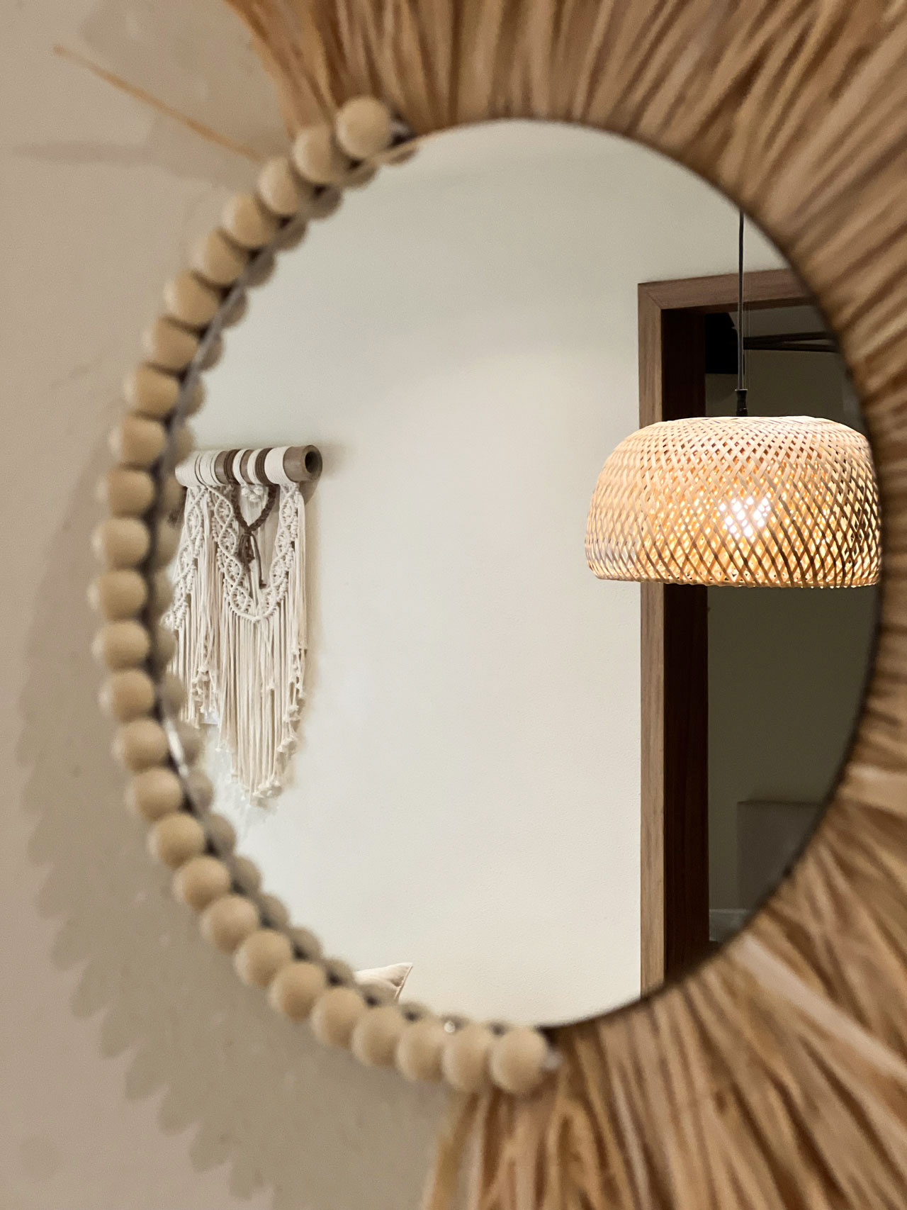Mirror and decor details LUA Apartment