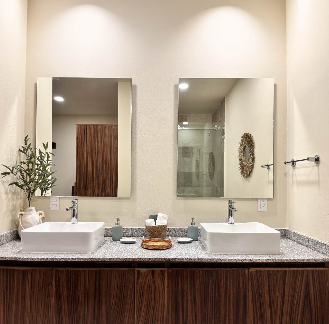 Spacious dressing room Matiari 104